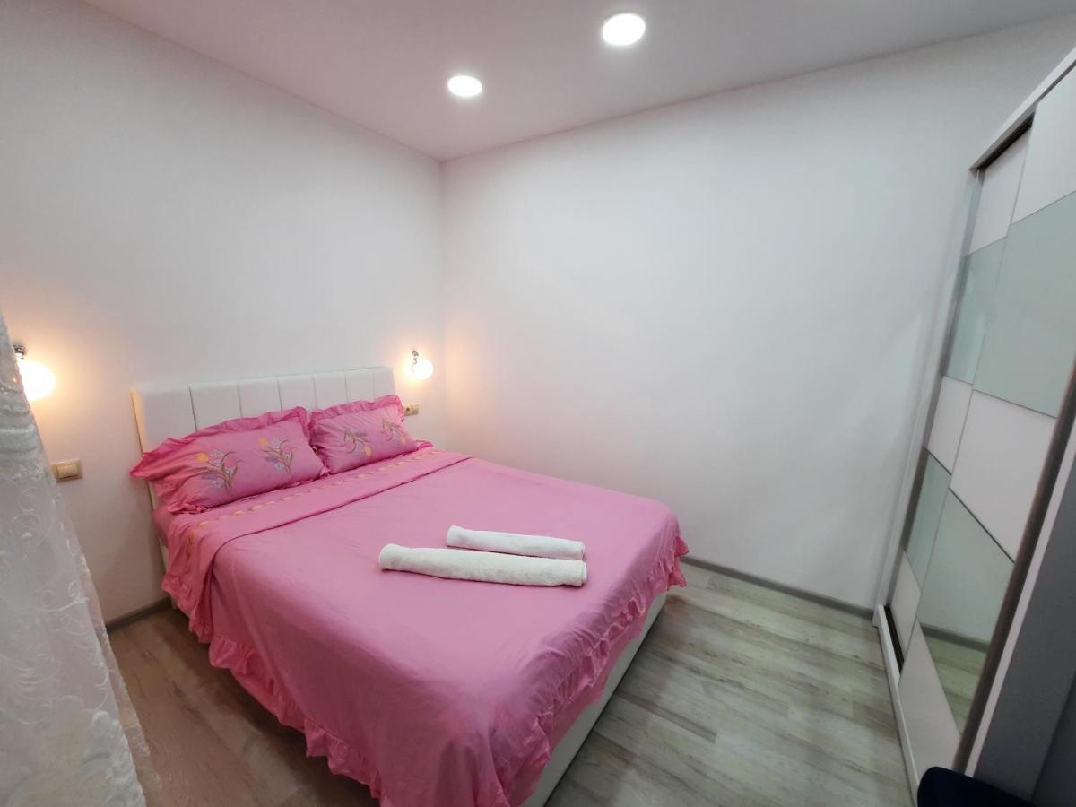 Apartment Desi With Sea View On The Beach In Batumi Exterior photo