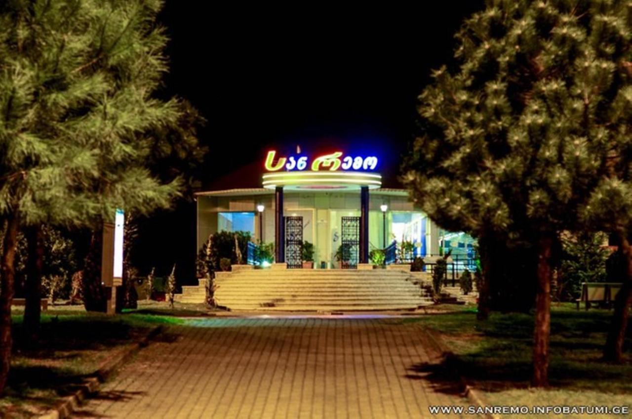 Apartment Desi With Sea View On The Beach In Batumi Exterior photo