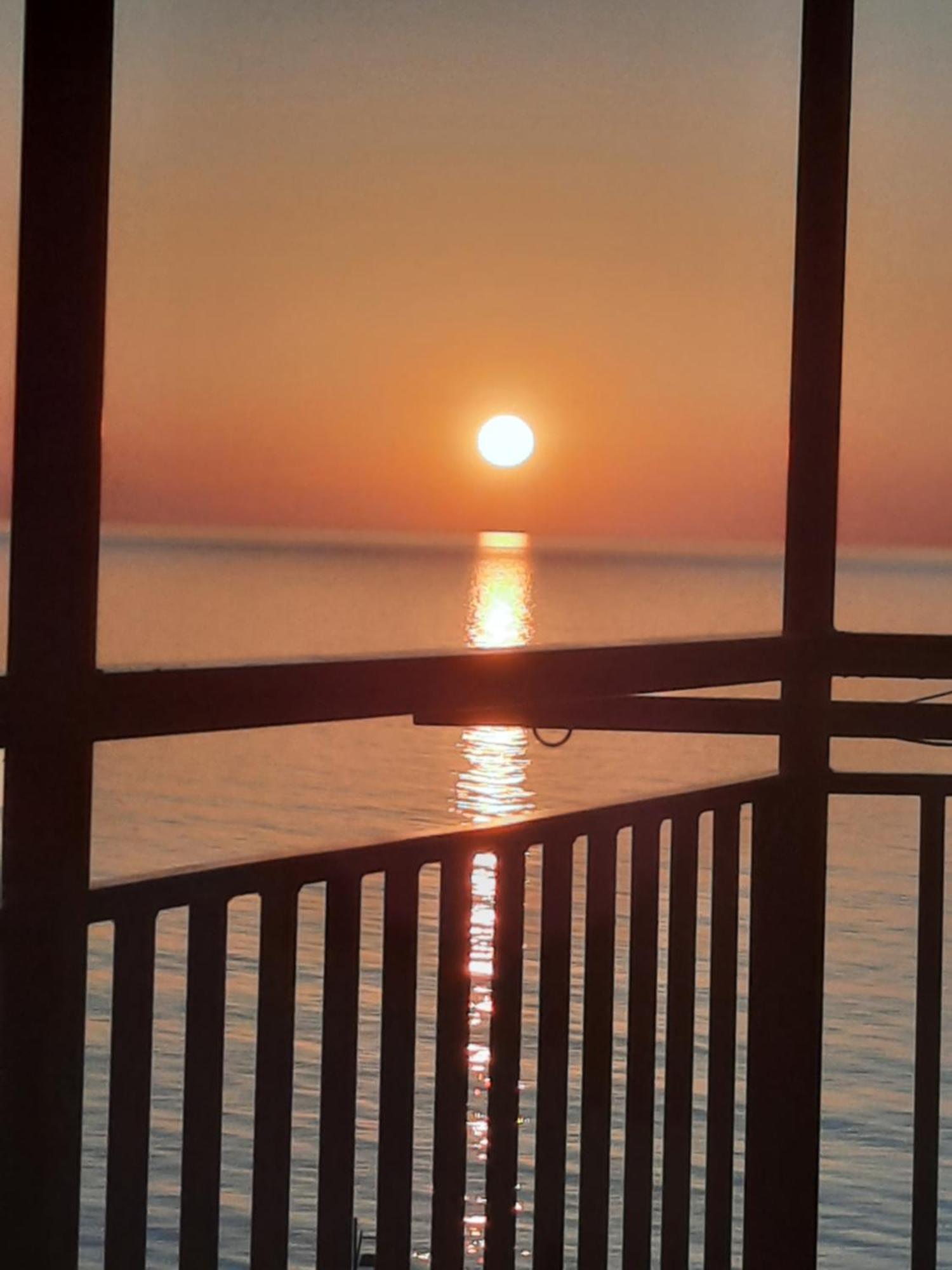 Apartment Desi With Sea View On The Beach In Batumi Exterior photo