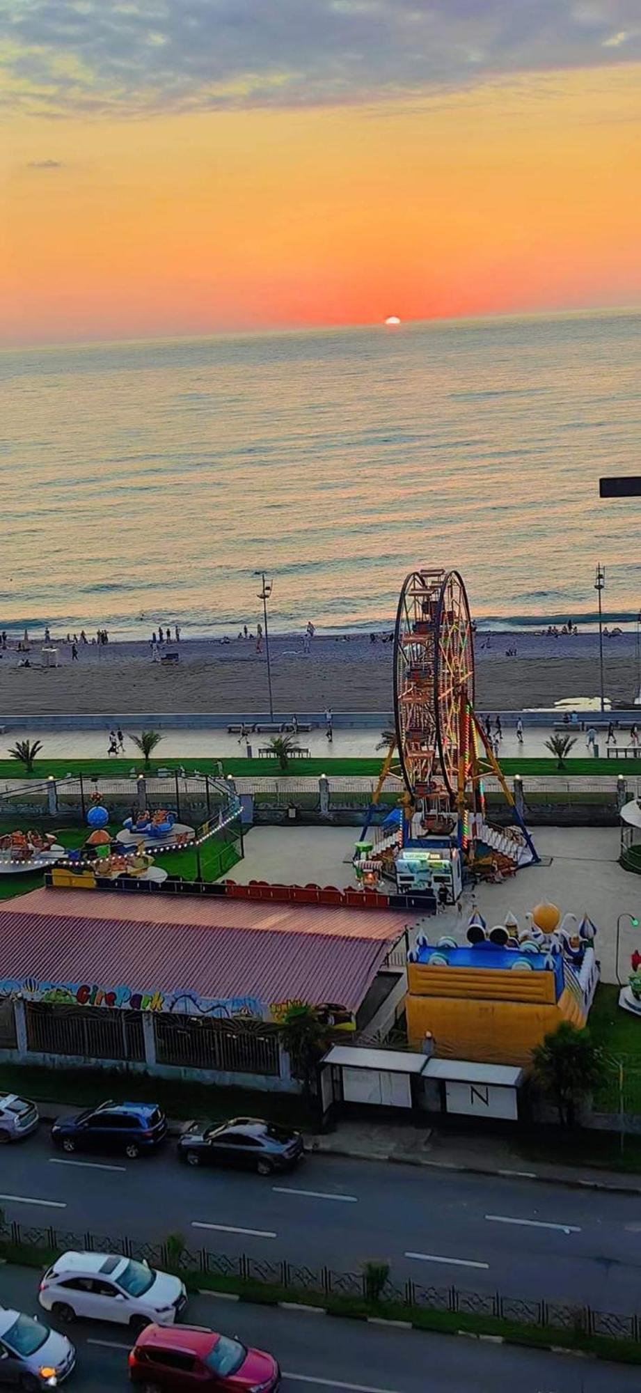 Apartment Desi With Sea View On The Beach In Batumi Exterior photo